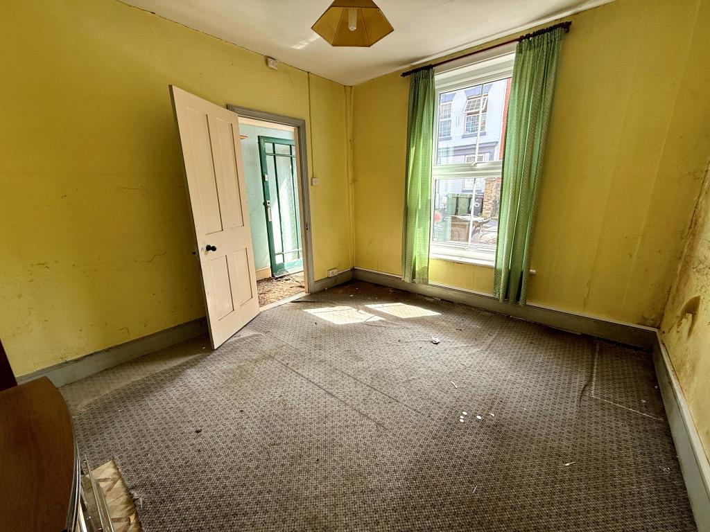 Lot: 87 - MID-TERRACE HOUSE FOR REFURBISHMENT - Living room